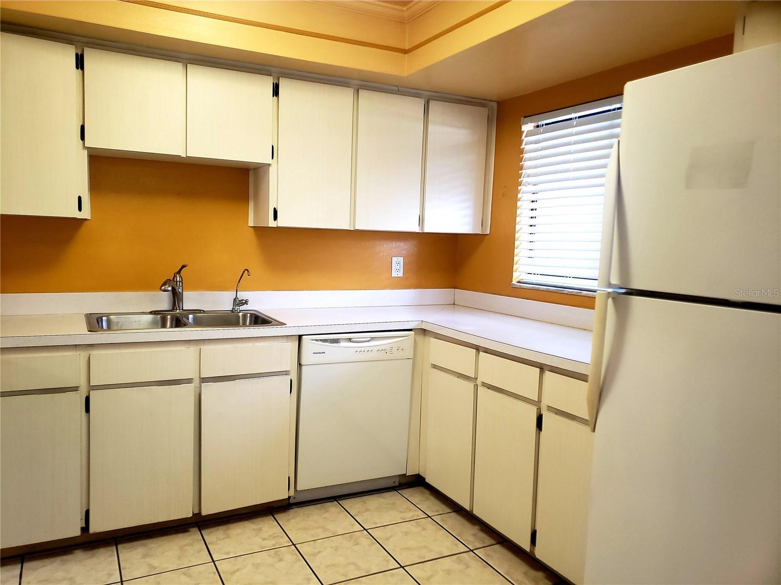 CARROLLWOOD PLACE A CONDOMINIU - Residential