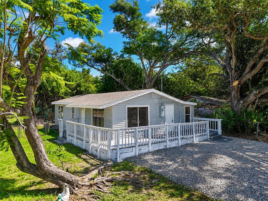 Photo of 416 27th Avenue W, Bradenton, FL 34205 (MLS # A4702397)