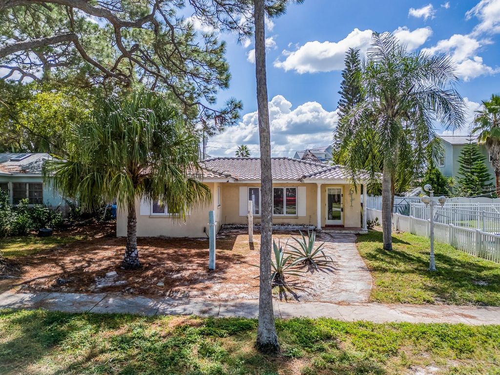 Photo of 611 Pennsylvania Avenue, Palm Harbor, FL 34683 (MLS # TB8436368)