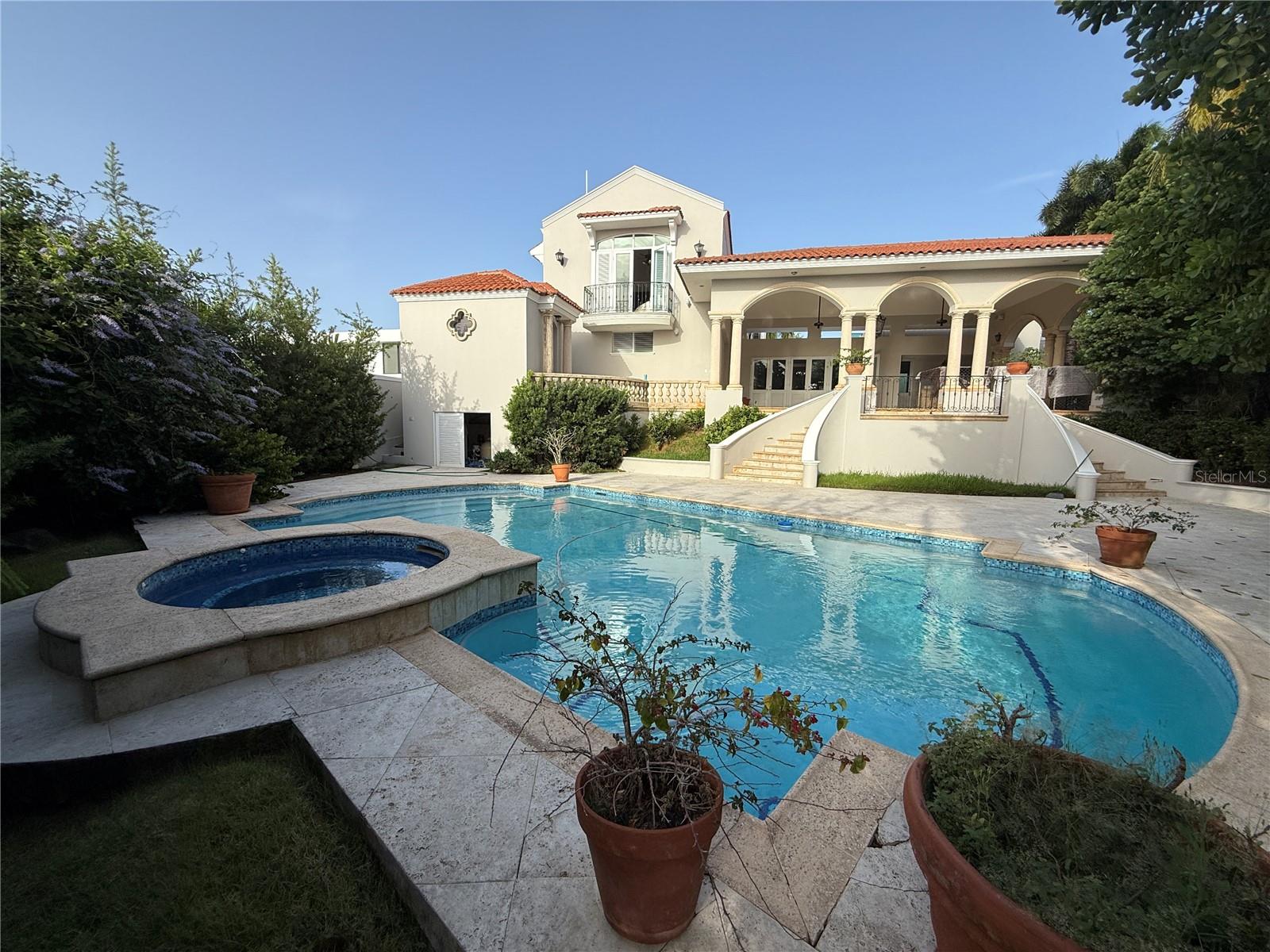 Presentamos esta imponente propiedad en Paseo La Fuente, una de las comunidades más exclusivas y seguras de Puerto Rico, con doble control de acceso y total privacidad. Esta residencia de esquina destaca su arquitectura elegante, amplios espacios interiores y exteriores, y acabados de alta calidad.
Características Principales:
– 6 habitaciones, incluyendo 4 suites privadas
– 6 baños completos, distribuidos estratégicamente
– Terraza amplia y piscina privada para el máximo disfrute
– Planta eléctrica y cisterna para autosuficiencia total
– Garaje con capacidad para 8 vehículos, con 4 lifters profesionales
– Cocina moderna completamente equipada y múltiples áreas de estar
– Lote de esquina, con excelente orientación y privacidad
Ideal para quienes buscan un estilo de vida distinguido, con seguridad, amplitud y lujo en cada rincón.