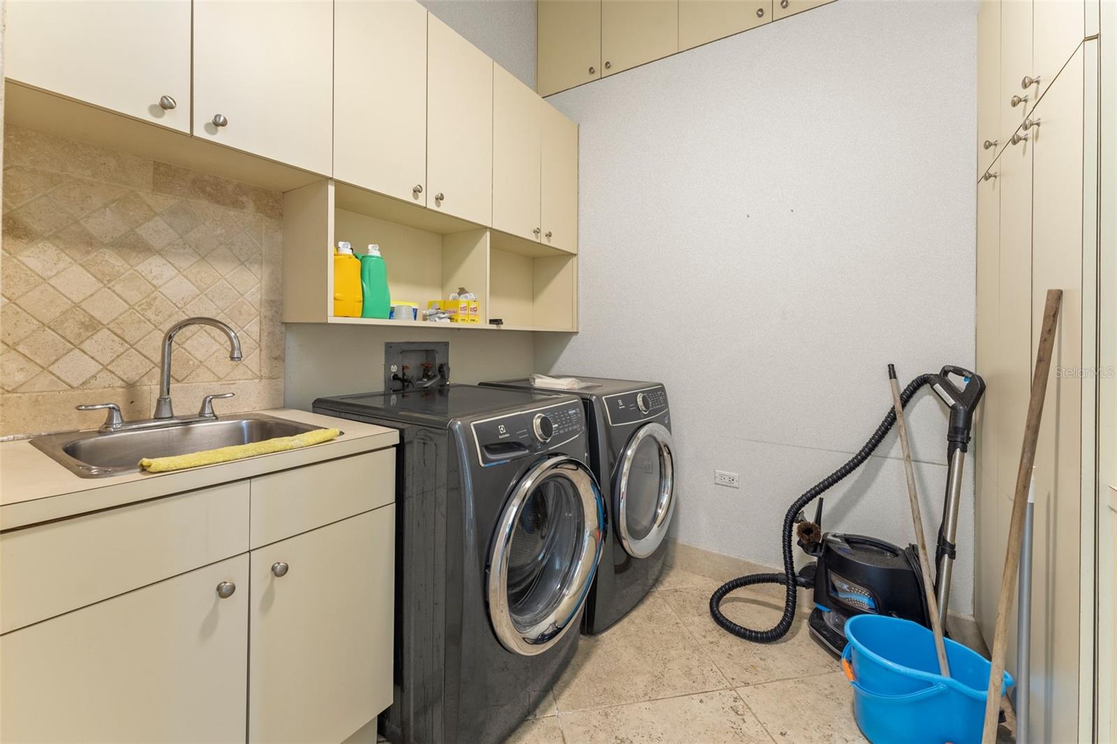 LOS PASEOS DEV - Residential