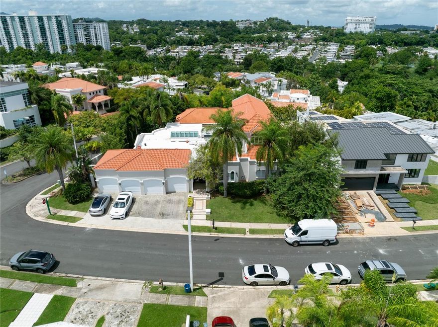 Presentamos esta imponente propiedad en Paseo La Fuente, una de las comunidades más exclusivas y seguras de Puerto Rico, con doble control de acceso y total privacidad. Esta residencia de esquina destaca  su arquitectura elegante, amplios espacios interiores y exteriores, y acabados de alta calidad.
CaracterÃsticas Principales:
– 7 habitaciones, incluyendo 4 suites privadas
– 7 baños completos, distribuidos estratégicamente
– Terraza amplia y piscina privada para el máximo disfrute
– Planta eléctrica y cisterna para autosuficiencia total
– Garaje con capacidad para 4 autos
– Cocina moderna completamente equipada y múltiples áreas de estar
– Lote de esquina, con excelente orientación y privacidad
Ideal para quienes buscan un estilo de vida distinguido, con seguridad, amplitud y lujo en cada rincón.