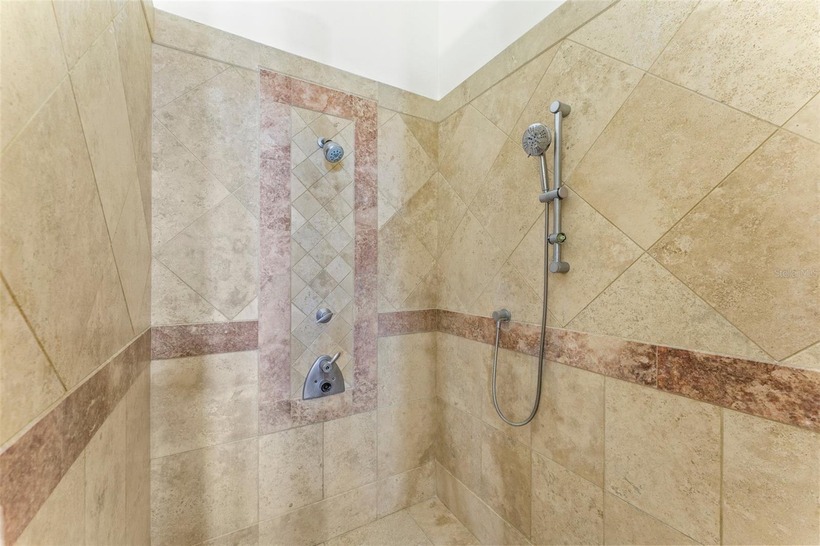 LOS PASEOS DEV - Residential