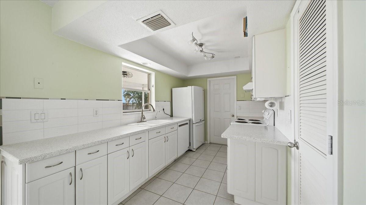 SOUTH VENICE - Residential