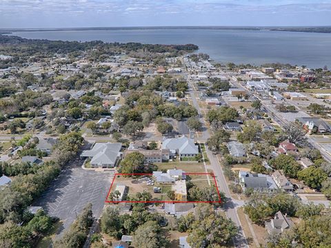 A home in EUSTIS