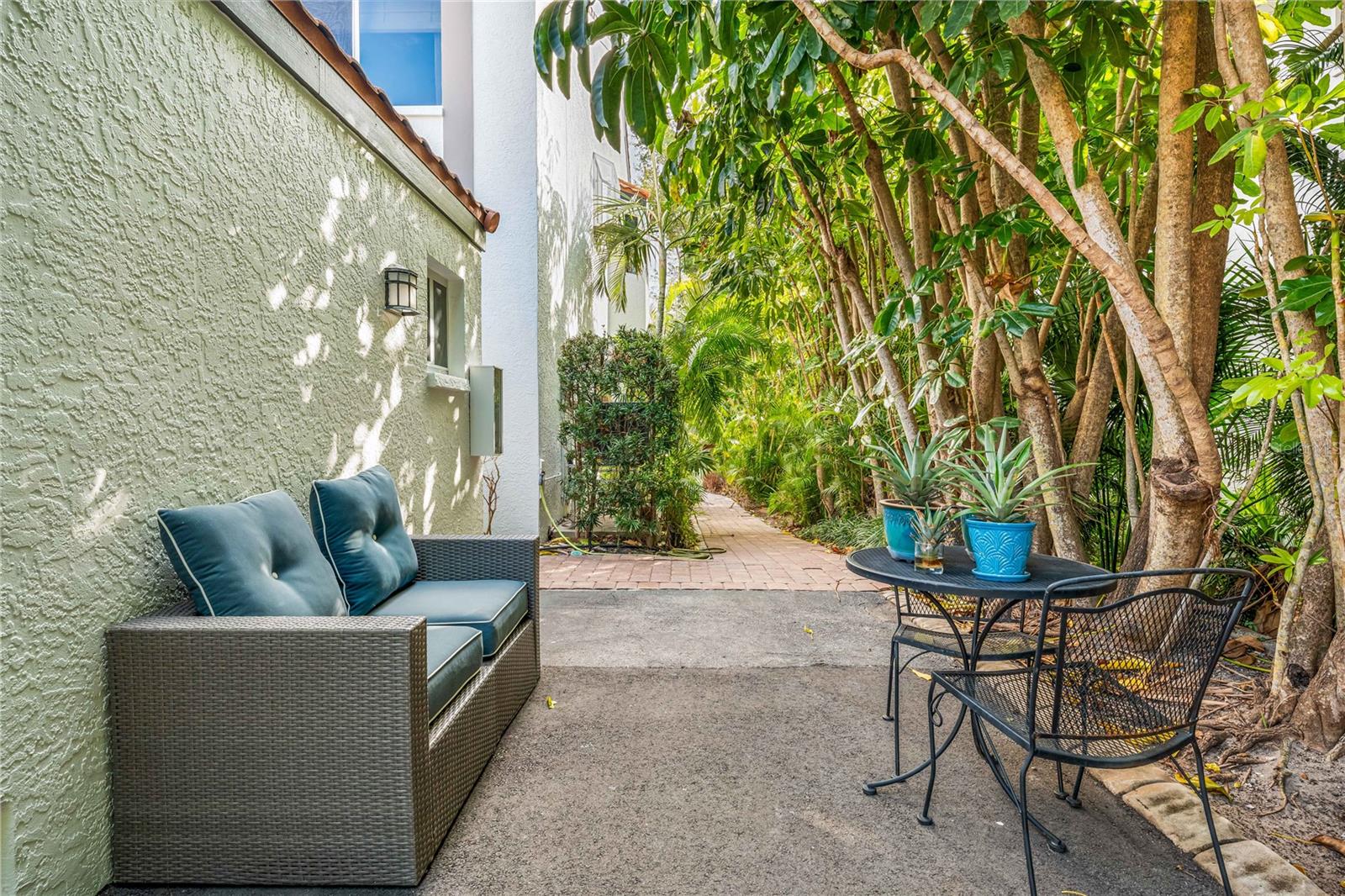 866 HUDSON AVENUE 866