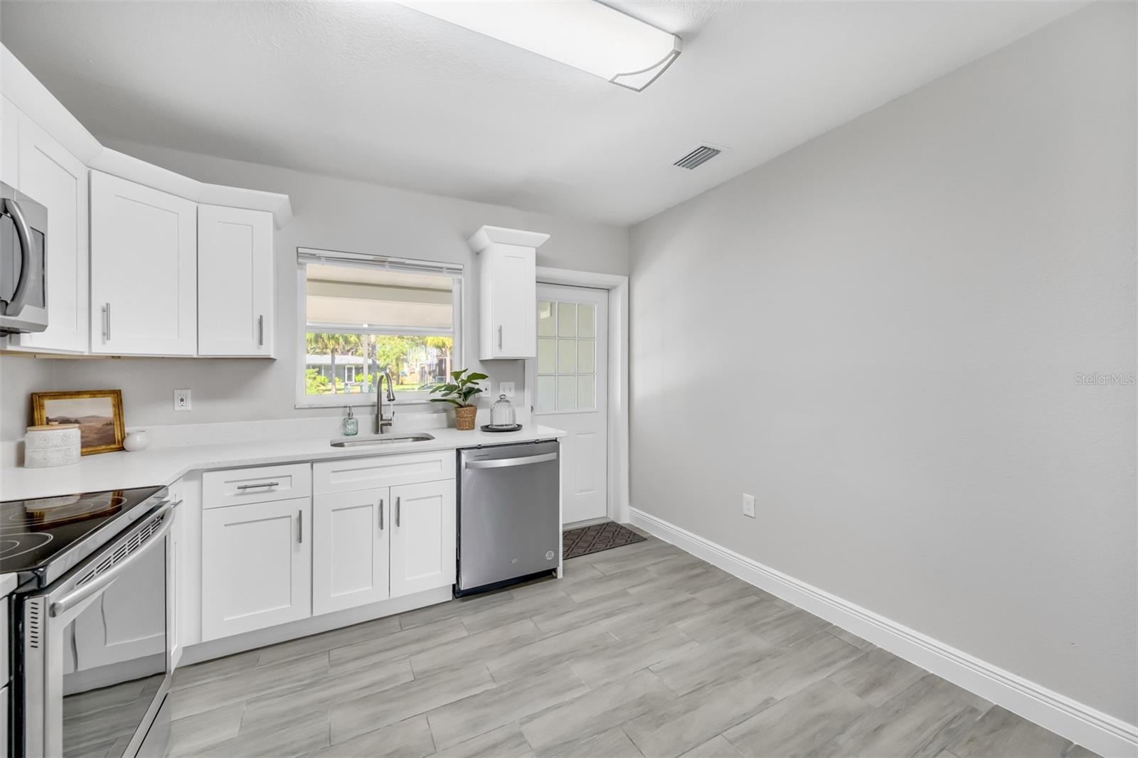 CAUSEWAY BLVD SUB 2 - Residential Lease