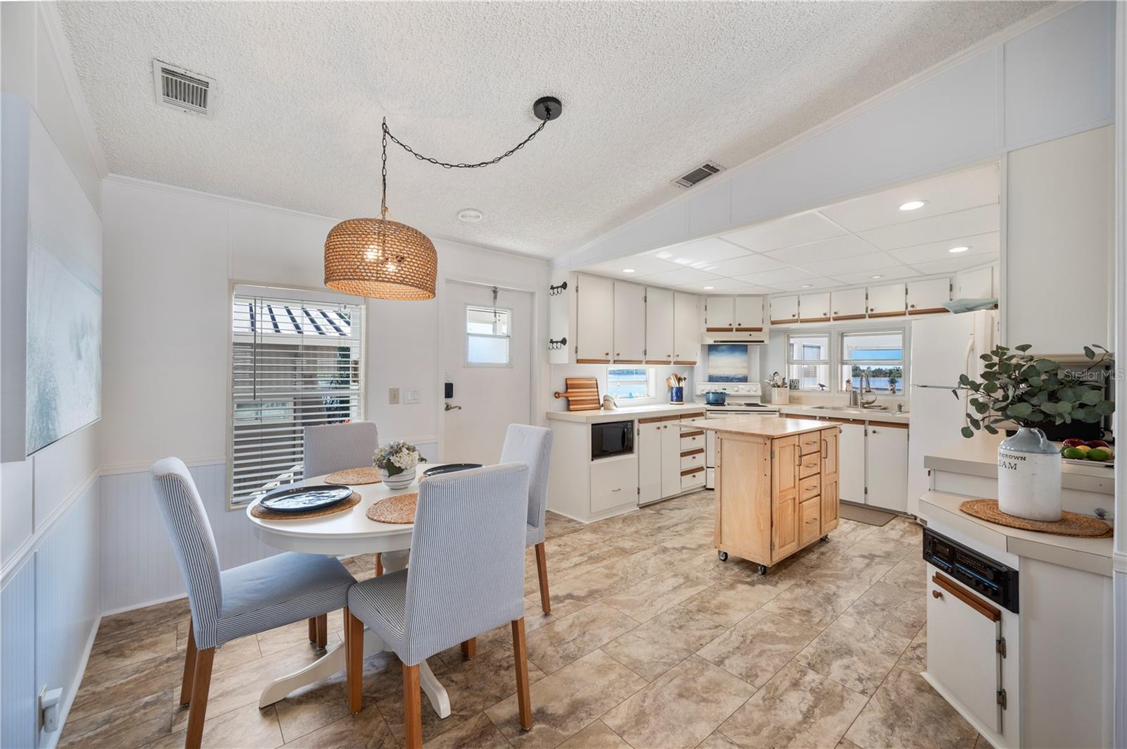 SADDLEBAG LAKE - Residential