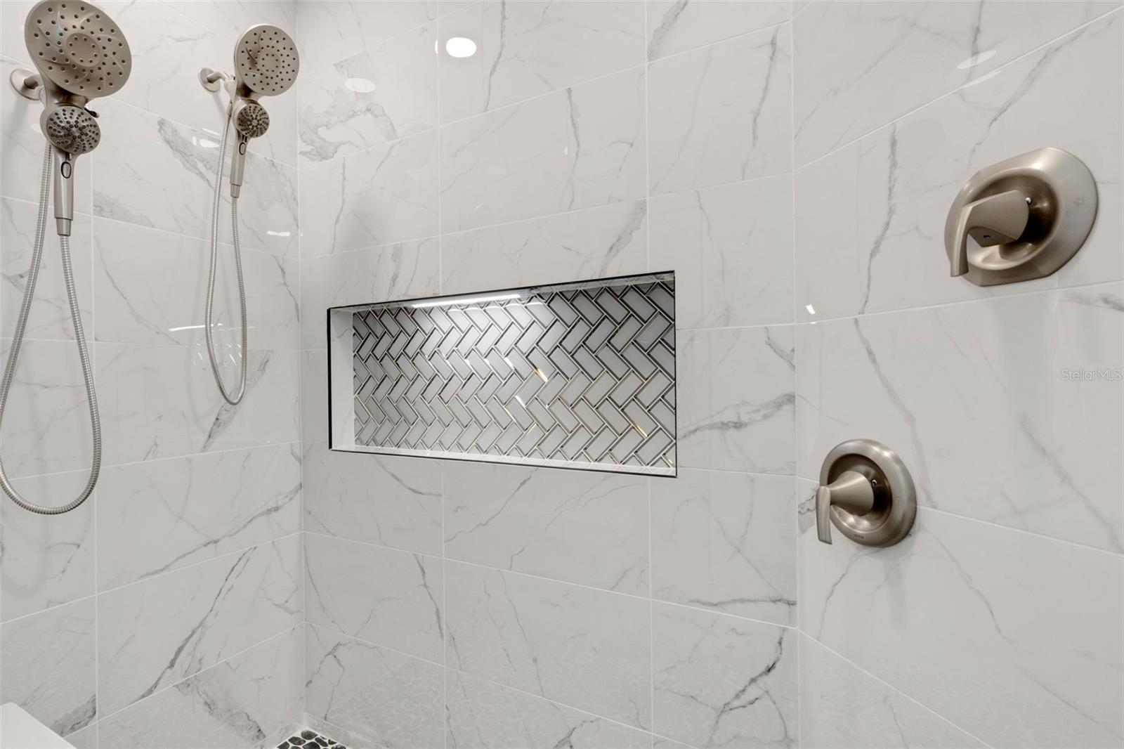 LESLIE PARK/VILLA LE GRAND - Residential