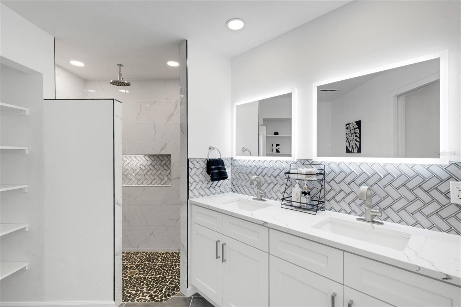 LESLIE PARK/VILLA LE GRAND - Residential