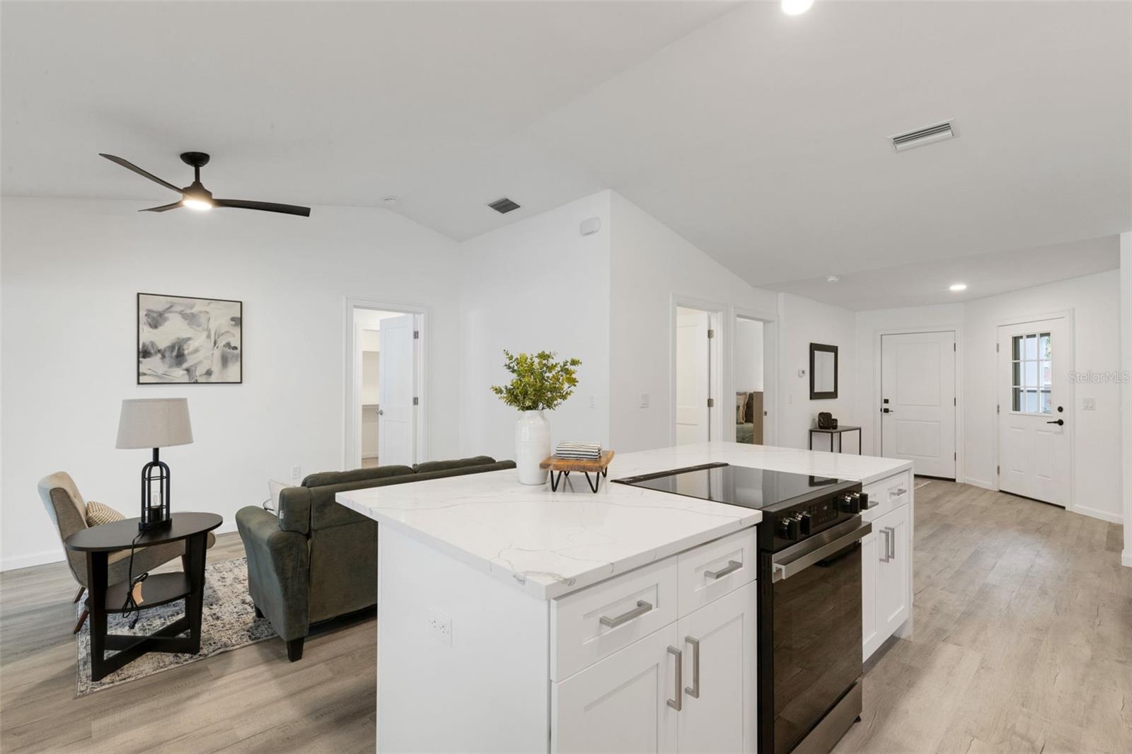 LESLIE PARK/VILLA LE GRAND - Residential