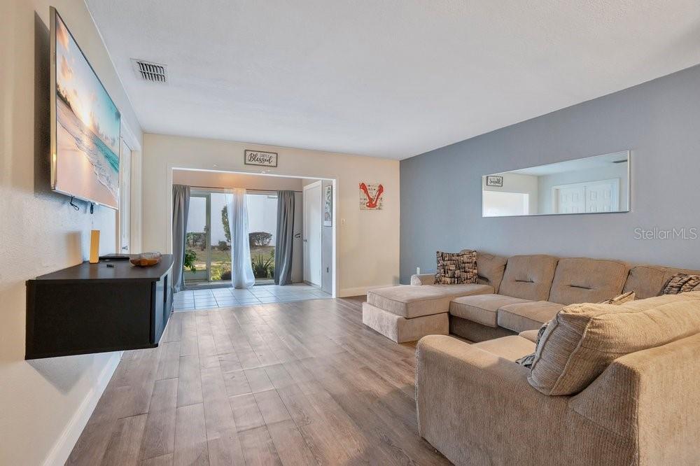 COUNTRY LAKE CONDO - Residential