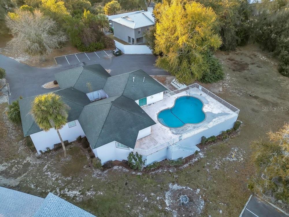 COUNTRY LAKE CONDO - Residential