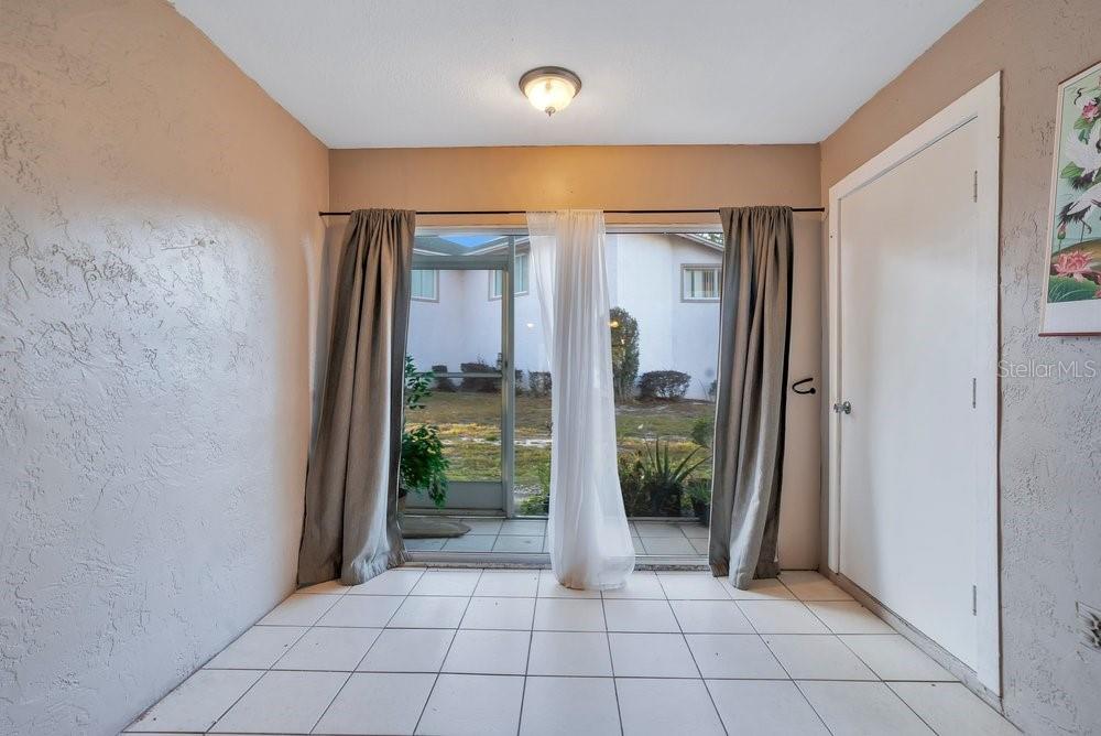 COUNTRY LAKE CONDO - Residential