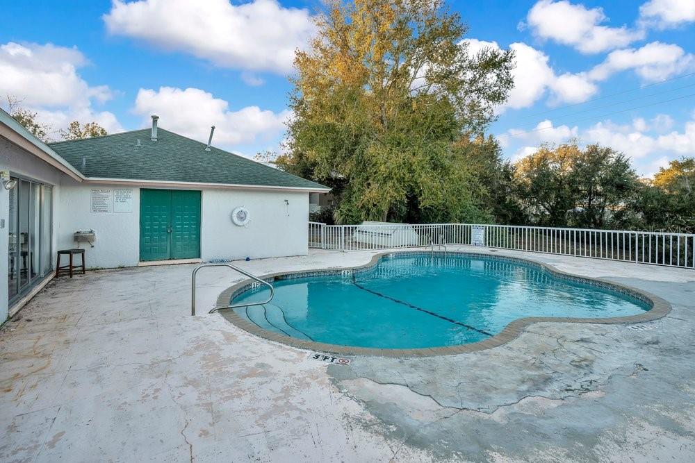 COUNTRY LAKE CONDO - Residential