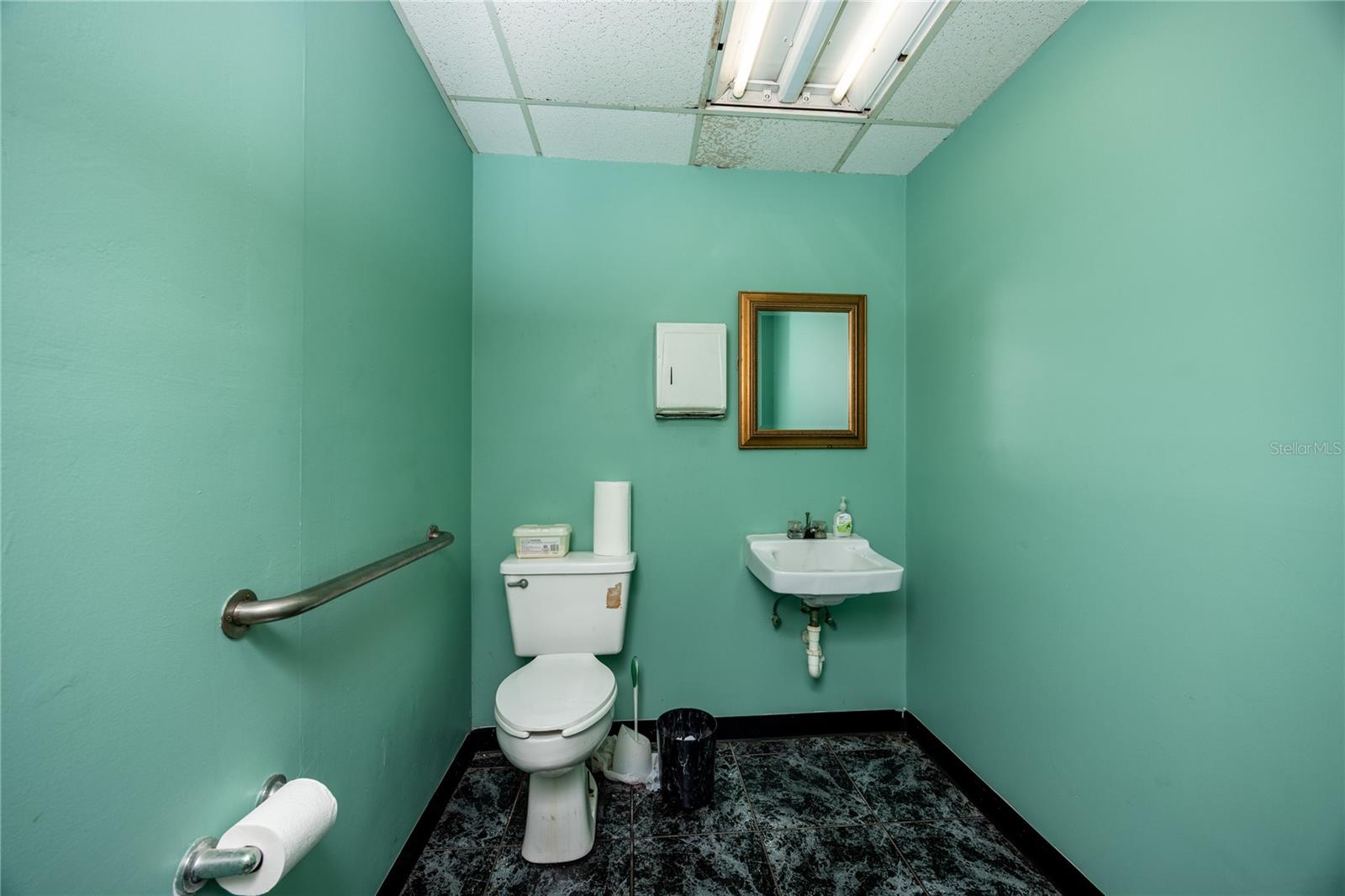 Main image without alt text