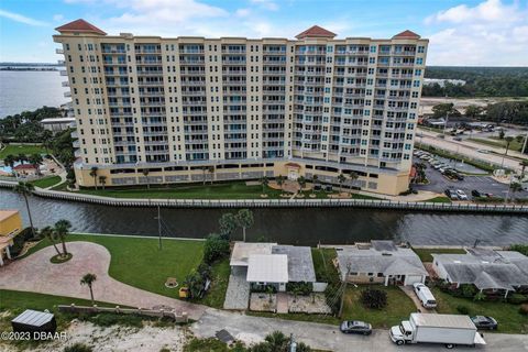 A home in SOUTH DAYTONA