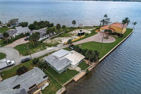 A home in SOUTH DAYTONA