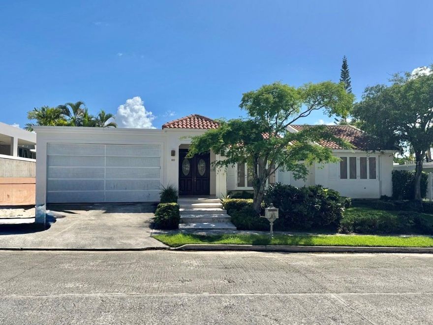 Residence of approximately 5,000 square feet of construction offering spacious indoor and outdoor areas. Features a foyer, living room, formal dining room, family room, and kitchen. It includes 4 bedrooms, 4 bathrooms, and a service room. The property offers a terrace, gazebo with bar, and swimming pool. Located in an area with panoramic views and an excellent residential setting. The community provides 24/7 security, a gym, tennis and pickleball courts, and multiple recreational amenities for the whole family.