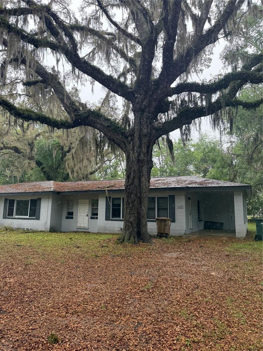 READY-TO-GO investment awaits! This duplex offers one 3-bedroom, 1-bathroom unit and another 2-bedroom, 1-bathroom unit. With separate meters, tenants cover all utilities, ensuring a low-maintenance, profitable investment. The seller reports the property is in good condition. Situated in a prime Ocala location near essential amenities and employment centers.