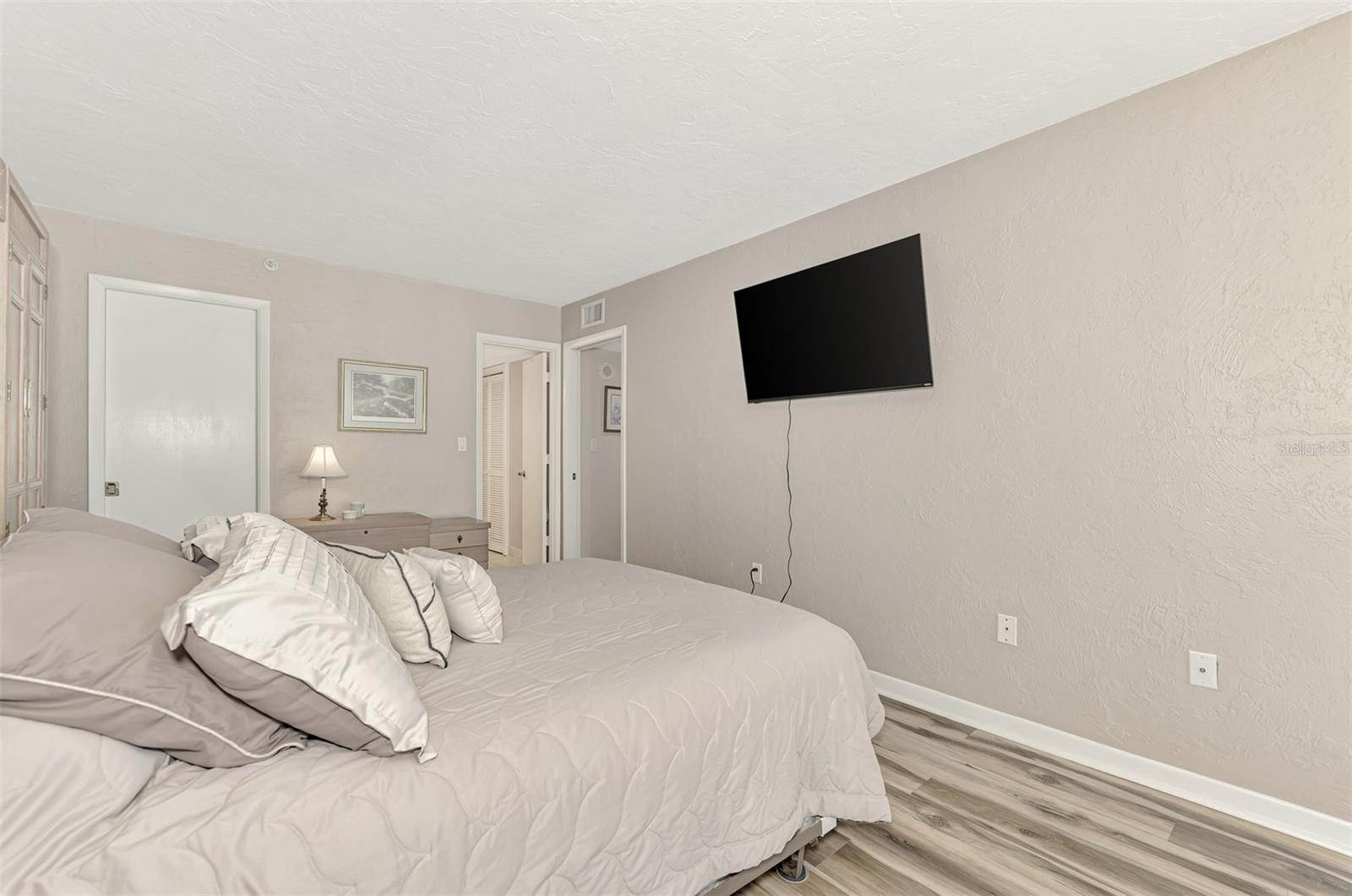 VALENCIA CONDO APTS - Residential