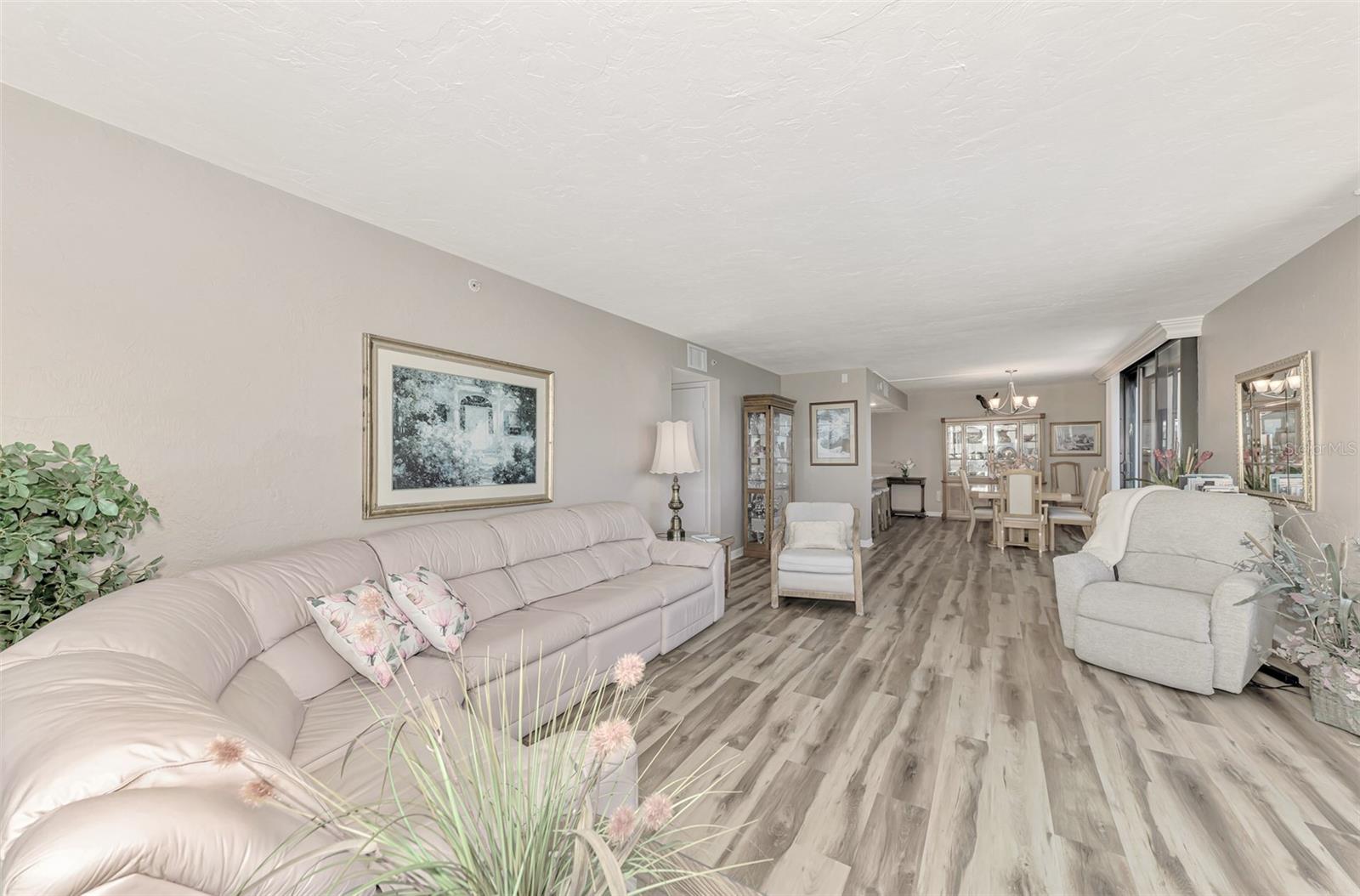 VALENCIA CONDO APTS - Residential