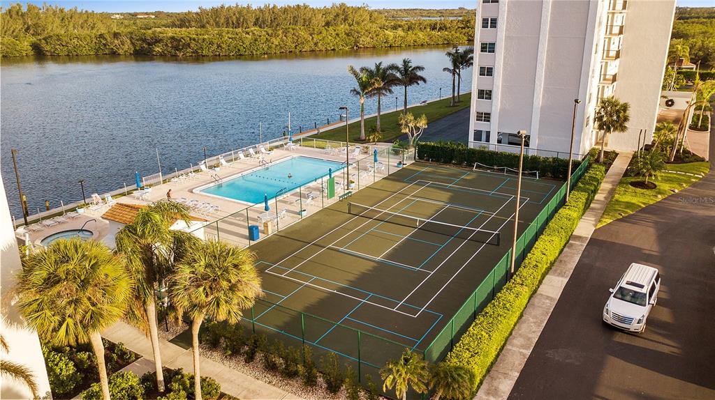 POINTE ON MIDNIGHT PASS - Residential