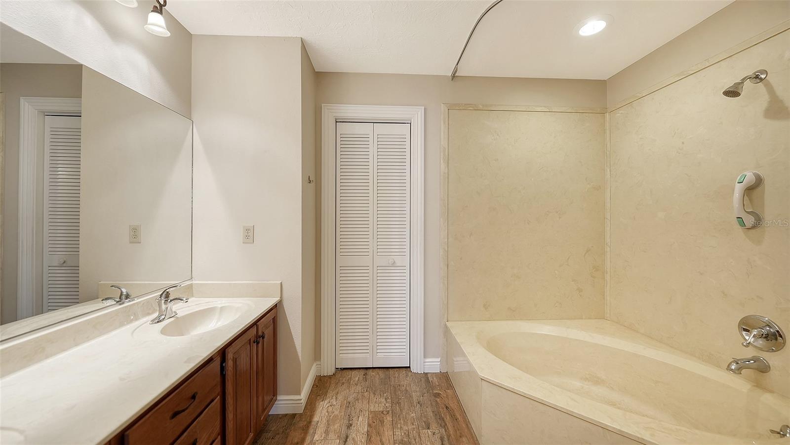 VILLAGE OAKS SEC D - Residential