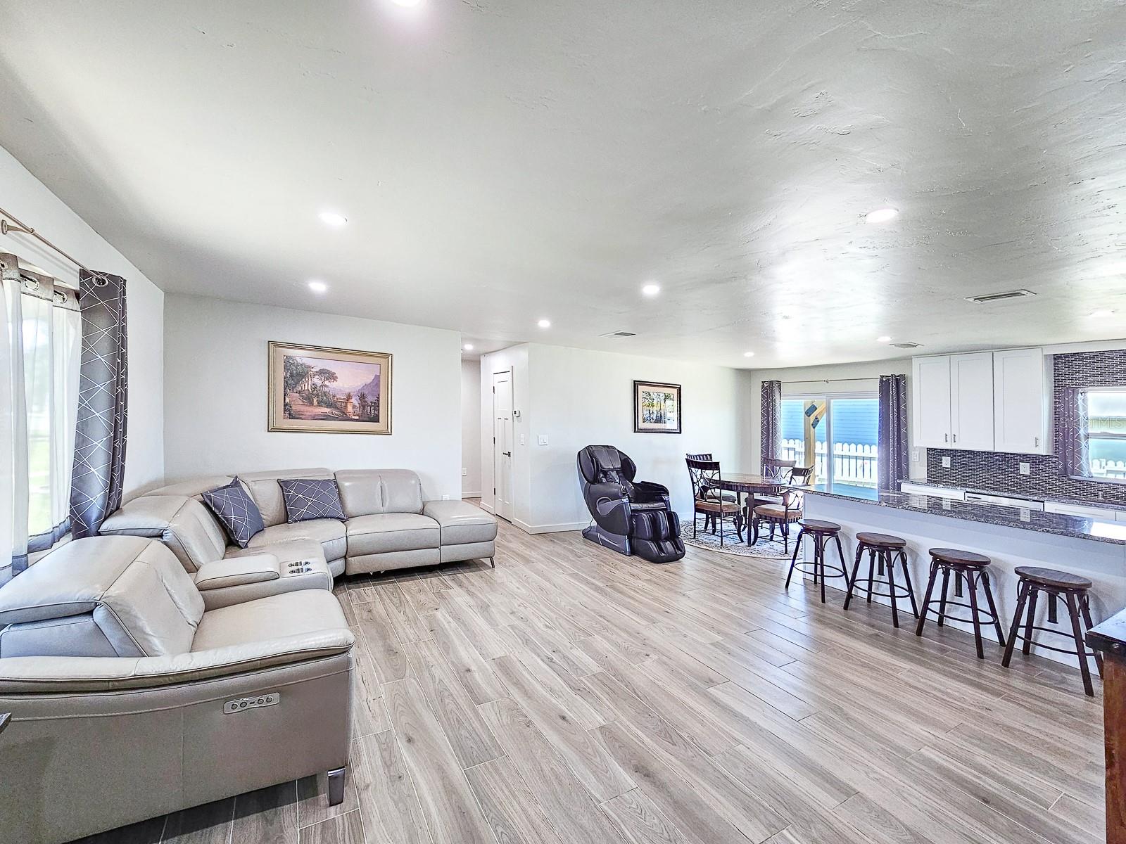 364 PALM CIRCLE