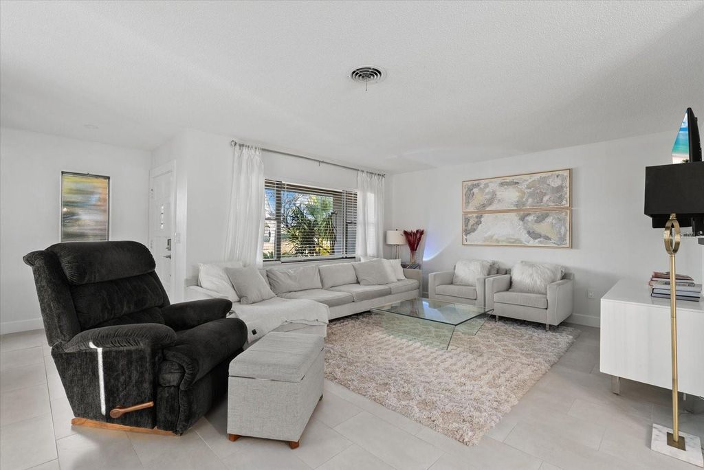 Photo of 6835 Roxbury Drive, Sarasota, FL 34231 (MLS # A4680089)