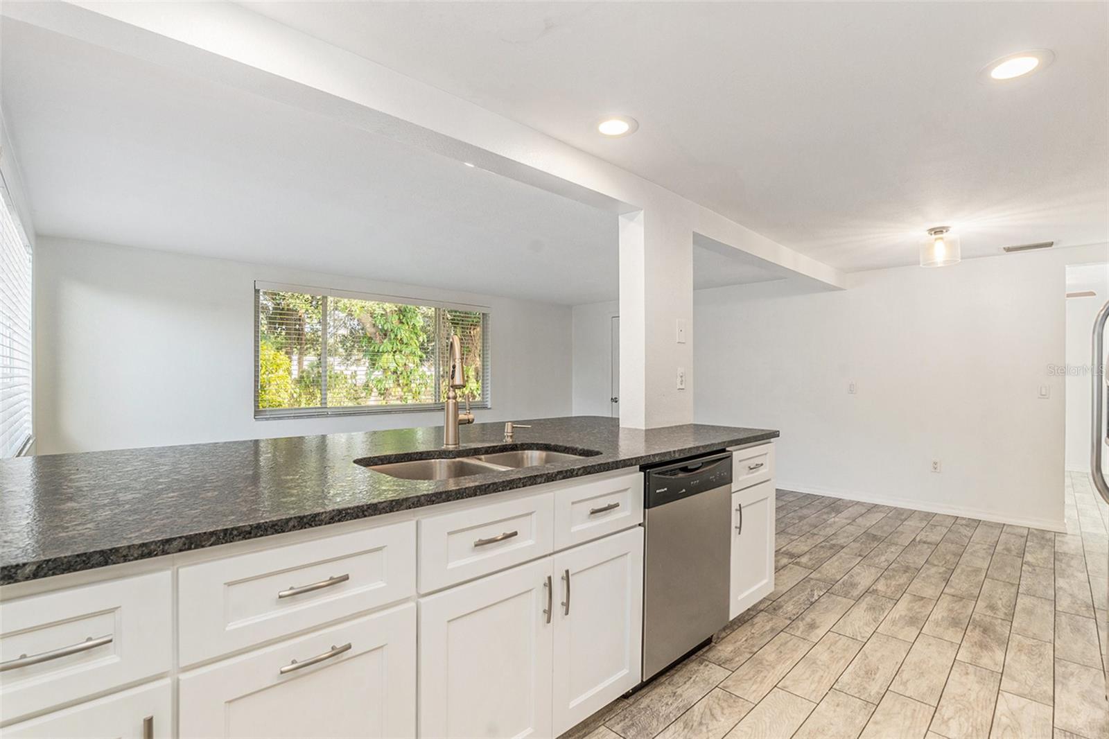 COLONIAL HILLS - Residential