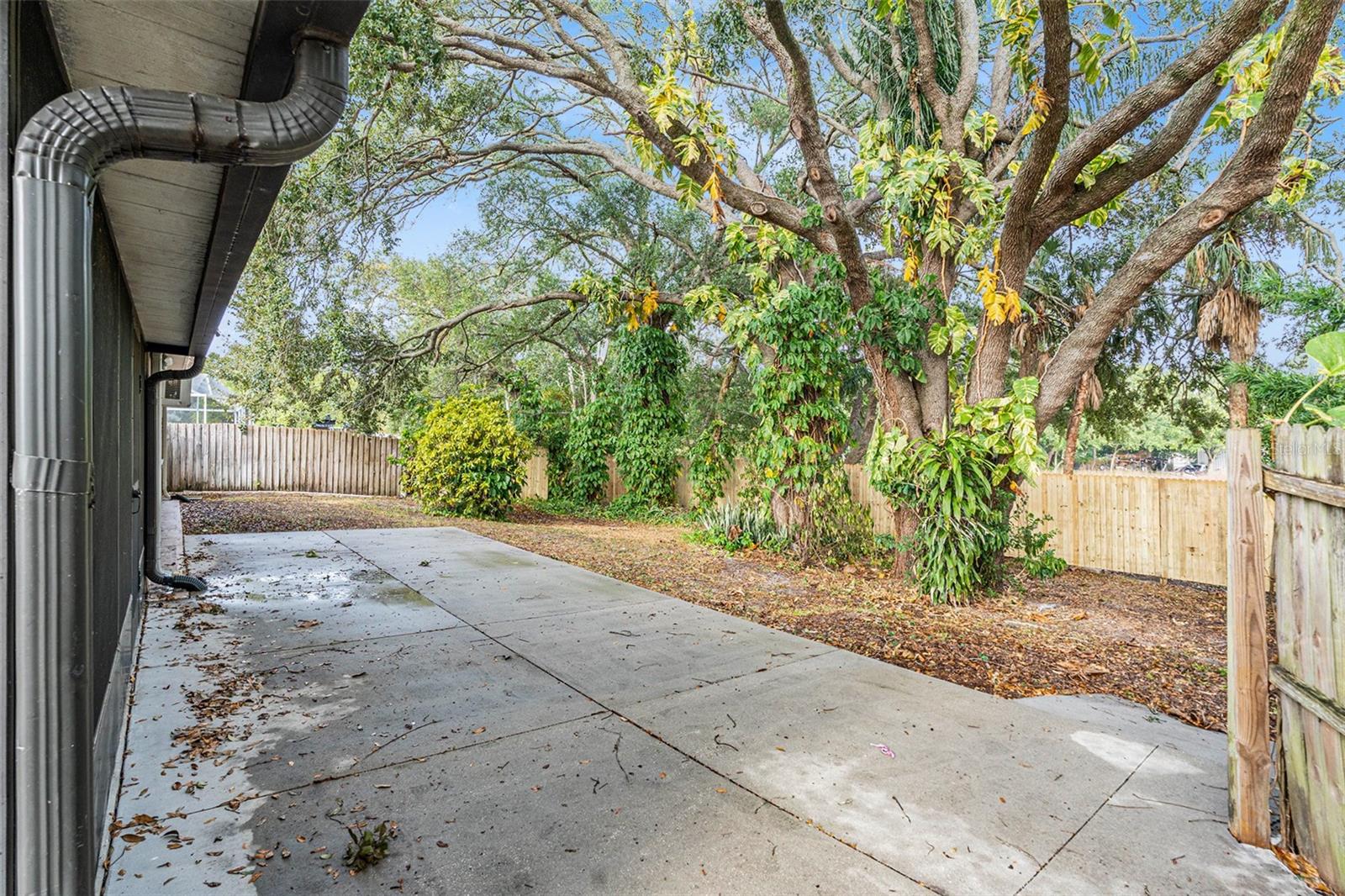 COLONIAL HILLS - Residential