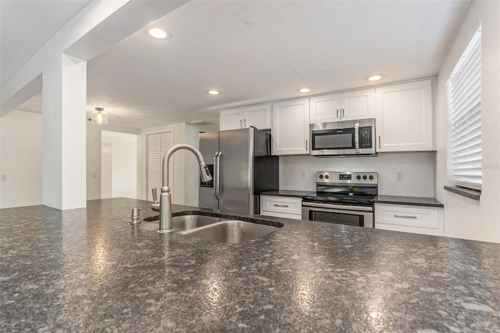 COLONIAL HILLS - Residential