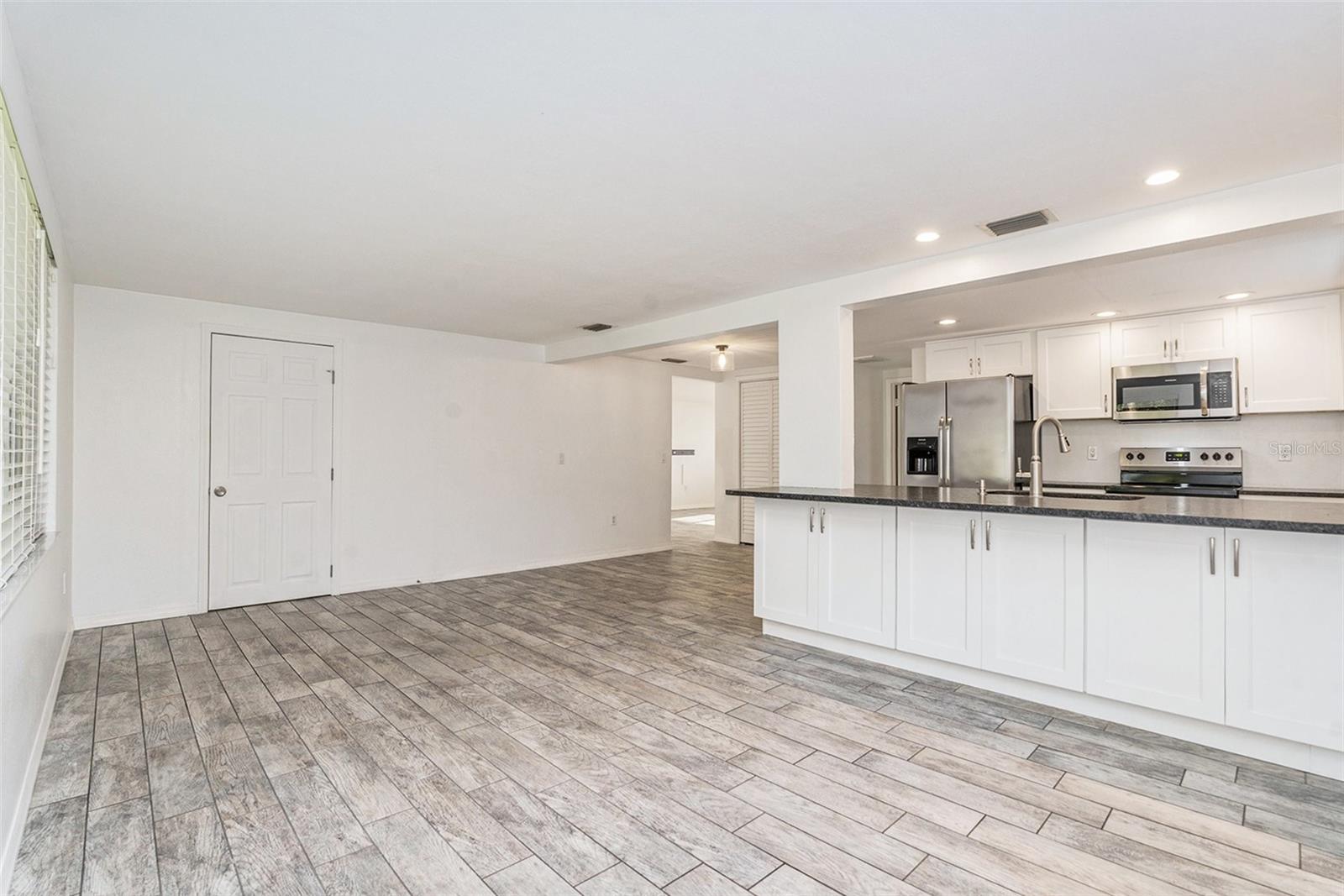 COLONIAL HILLS - Residential