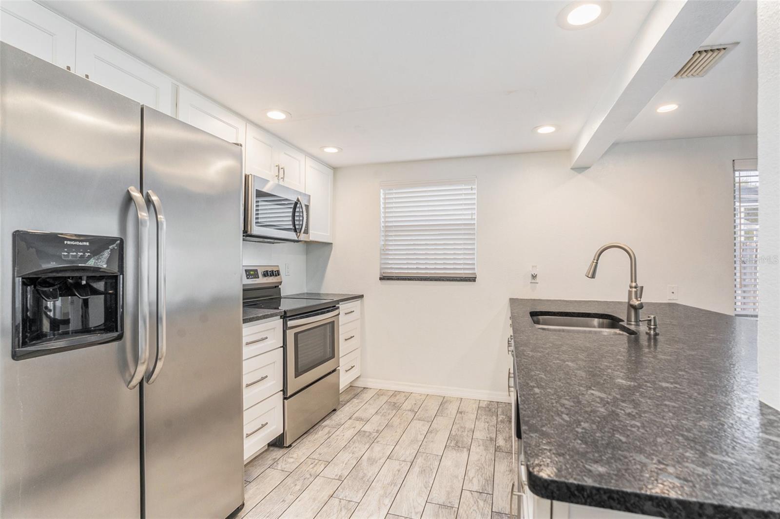 COLONIAL HILLS - Residential