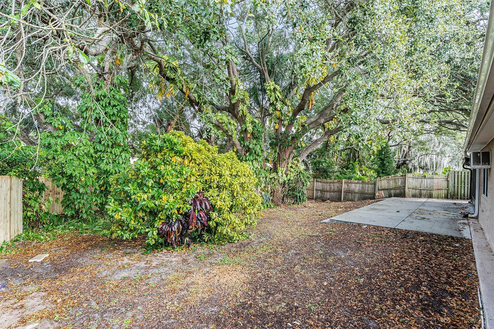 COLONIAL HILLS - Residential