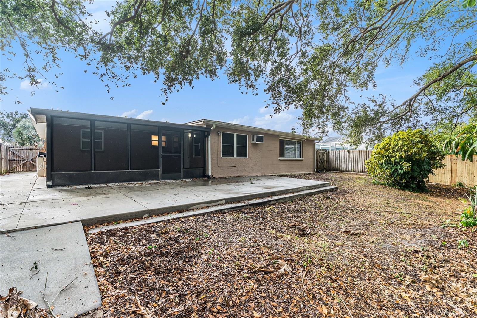 COLONIAL HILLS - Residential