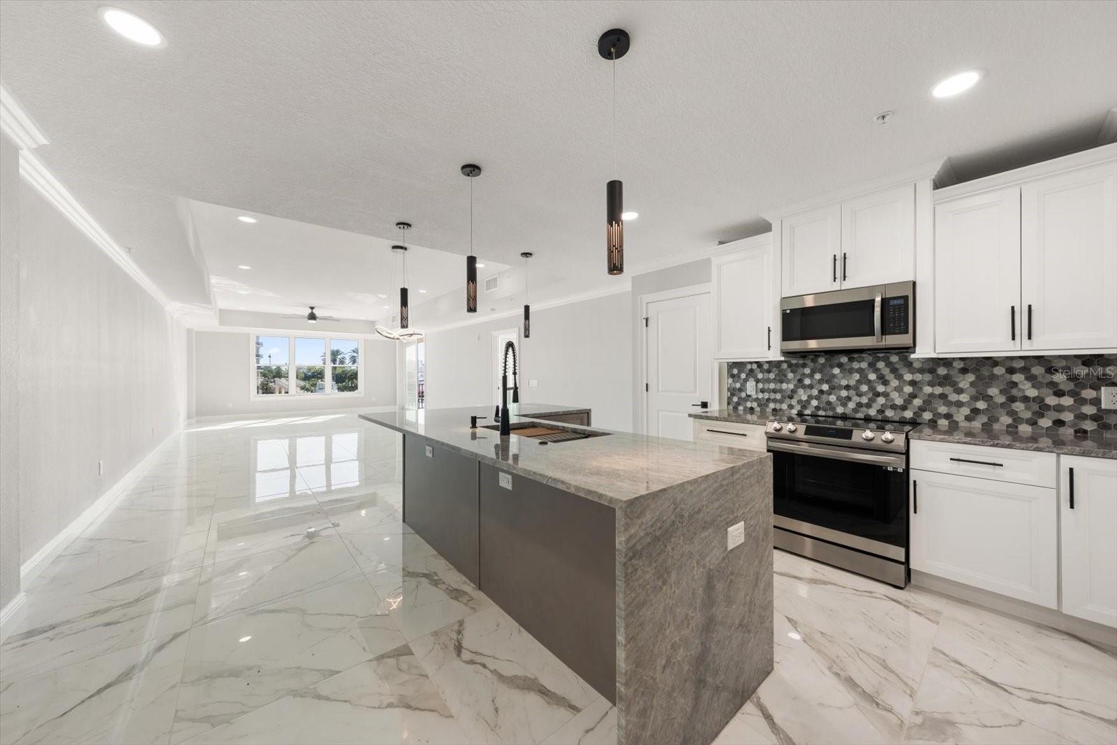 211 DOLPHIN POINT 203