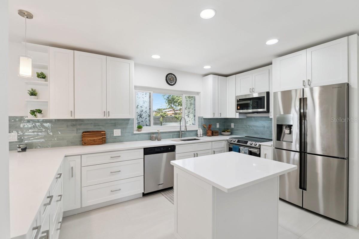 TROPICAL SHORES - Residential