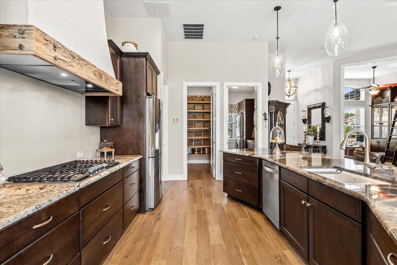 HEATHROW COUNTRY ESTATES - Residential