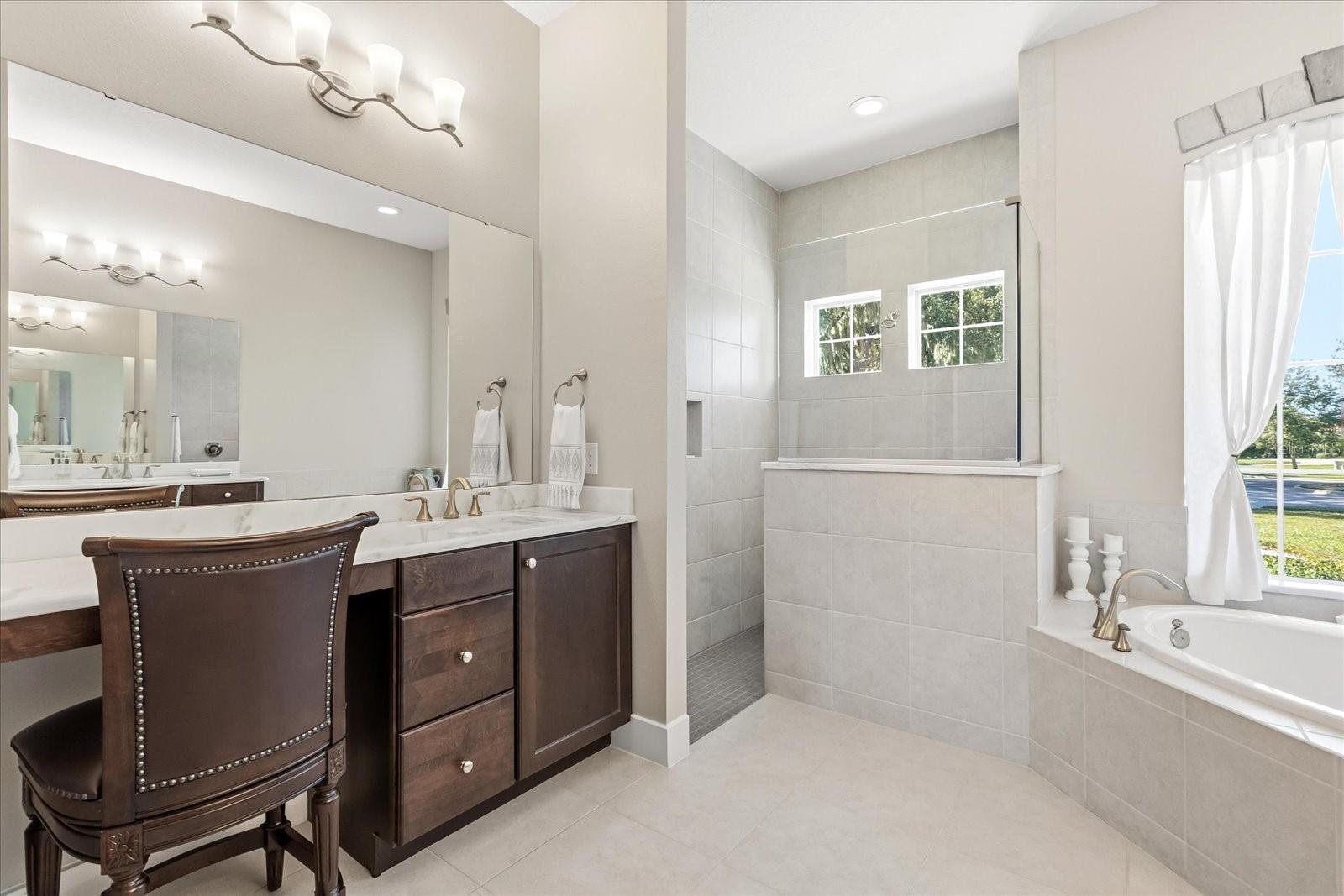 HEATHROW COUNTRY ESTATES - Residential