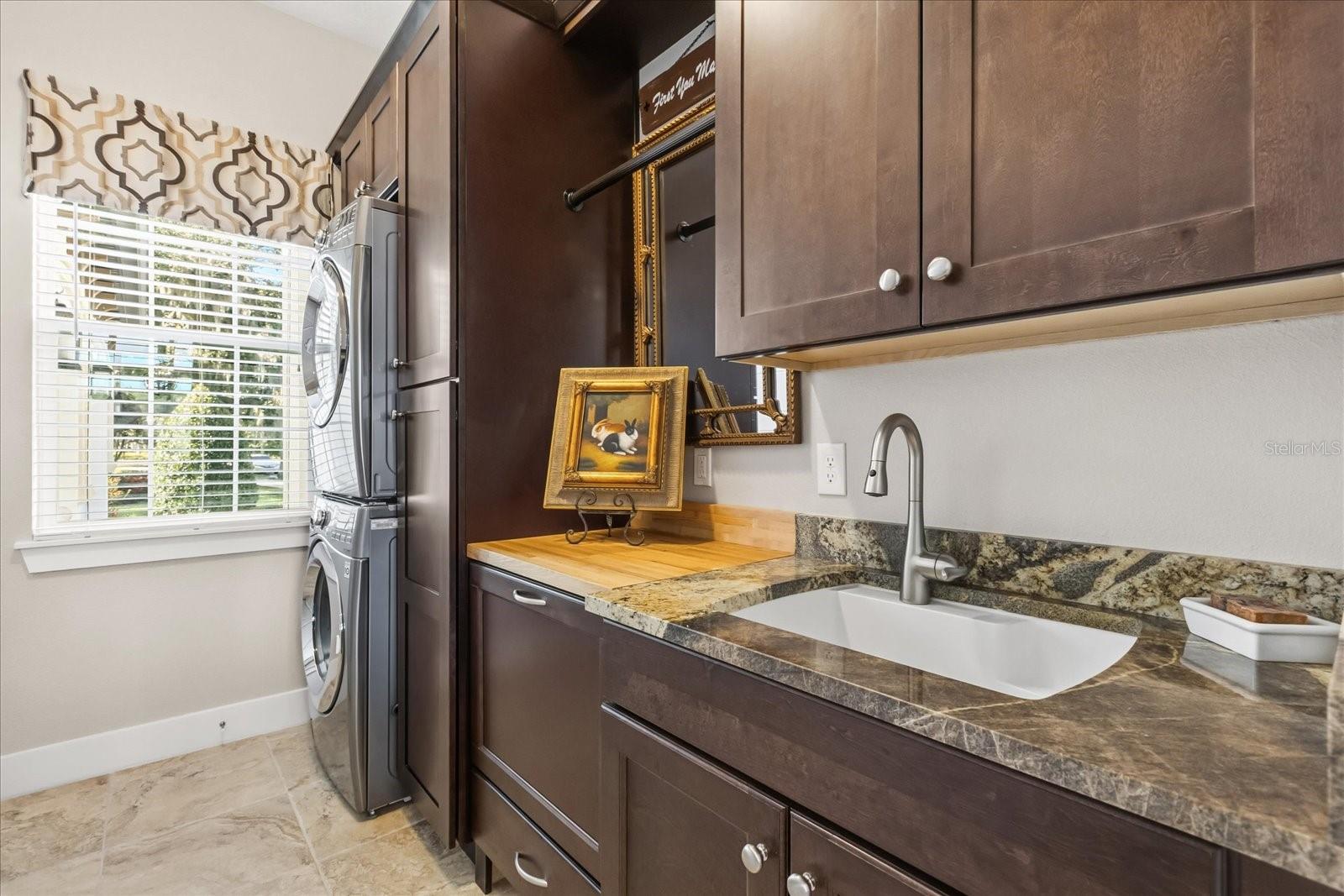 HEATHROW COUNTRY ESTATES - Residential