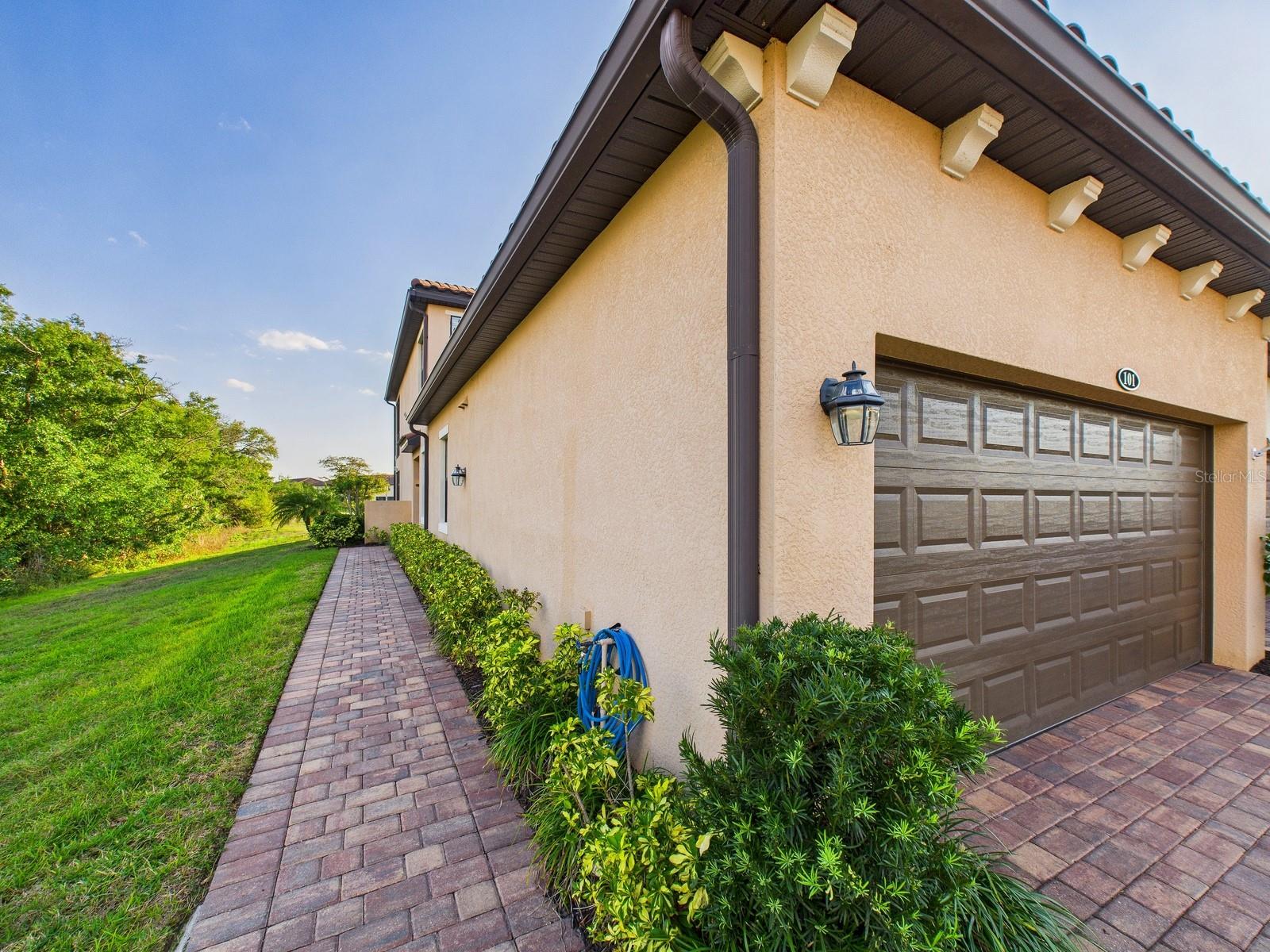 COACH HOMES 3/GRAN PARADISO BL - Residential