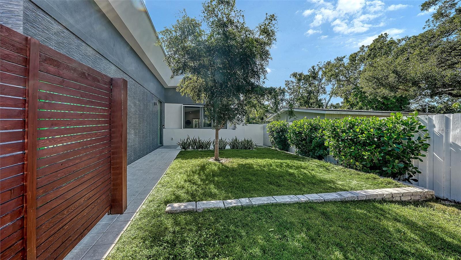 LA LINDA TERRACE - Residential