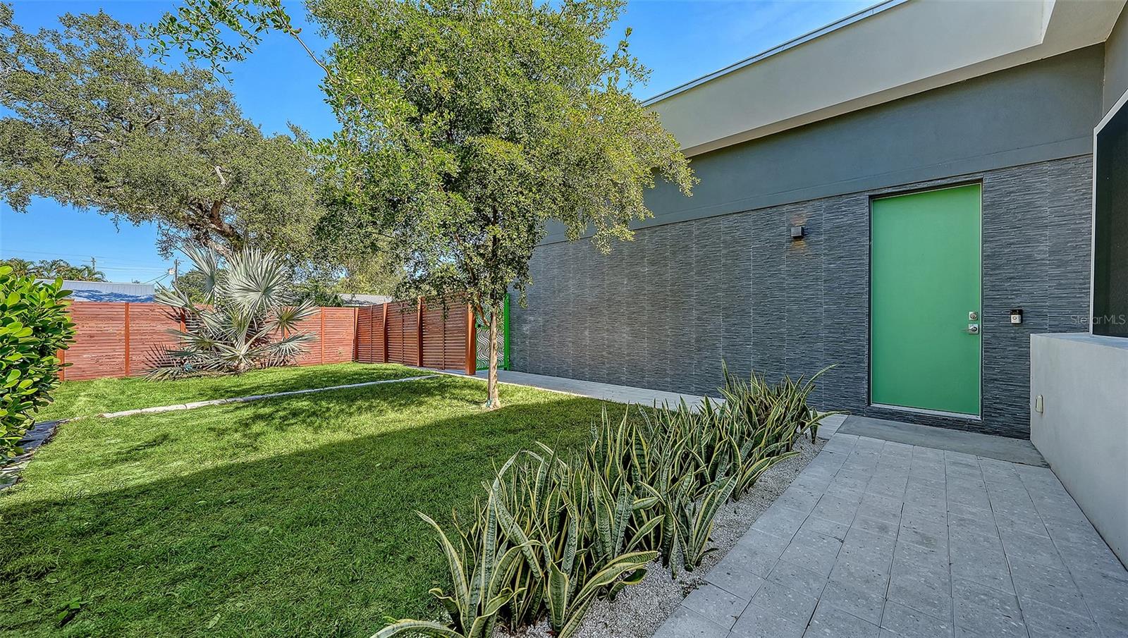 LA LINDA TERRACE - Residential