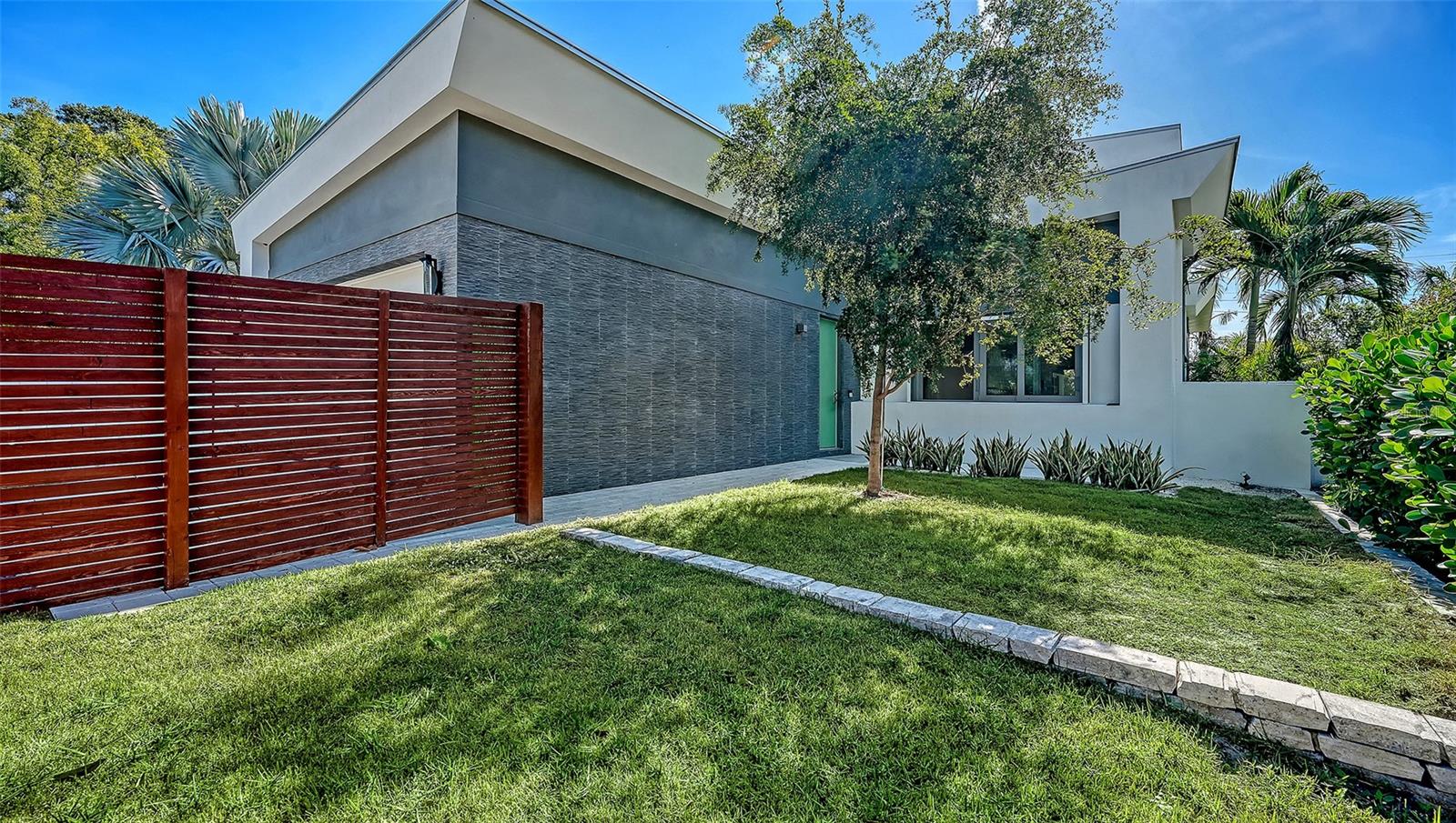 LA LINDA TERRACE - Residential