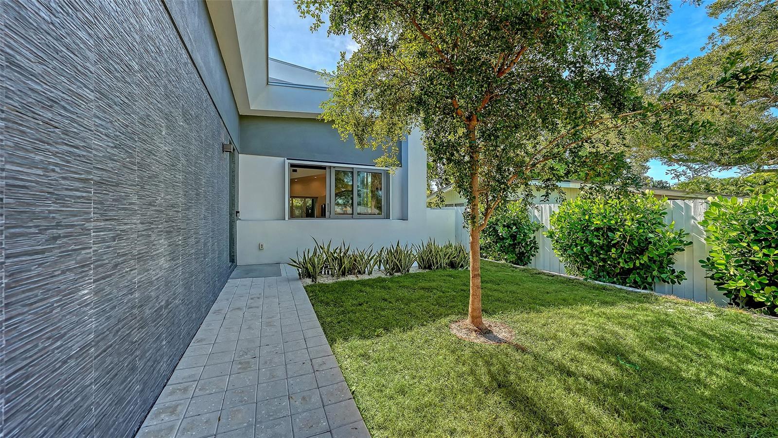 LA LINDA TERRACE - Residential