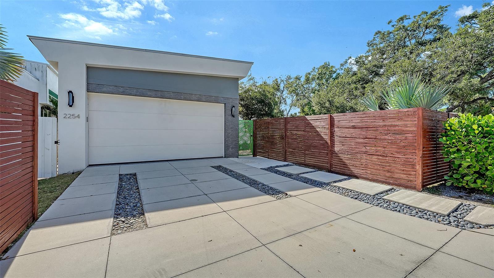 LA LINDA TERRACE - Residential