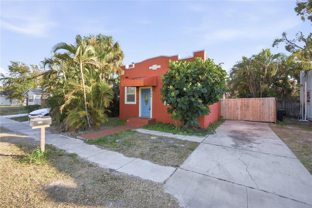 Photo of 739 27th Avenue W, Bradenton, FL 34205 (MLS # TB8469034)