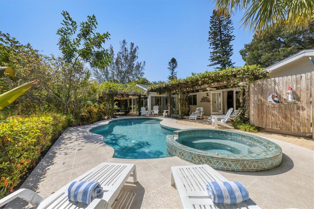 ISLAND CEDARS - Residential